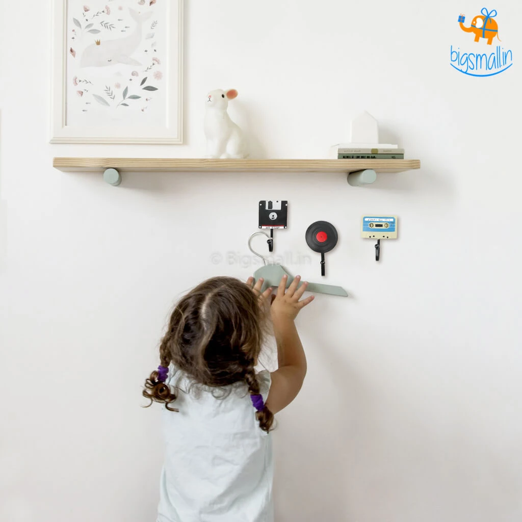 Vinny Y All Of It Retro Cassette Hooks