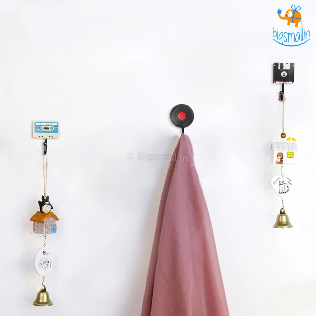 Vinny Y All Of It Retro Cassette Hooks