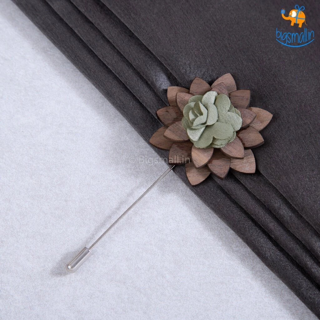 VinnyC Flower Wooden Brooch