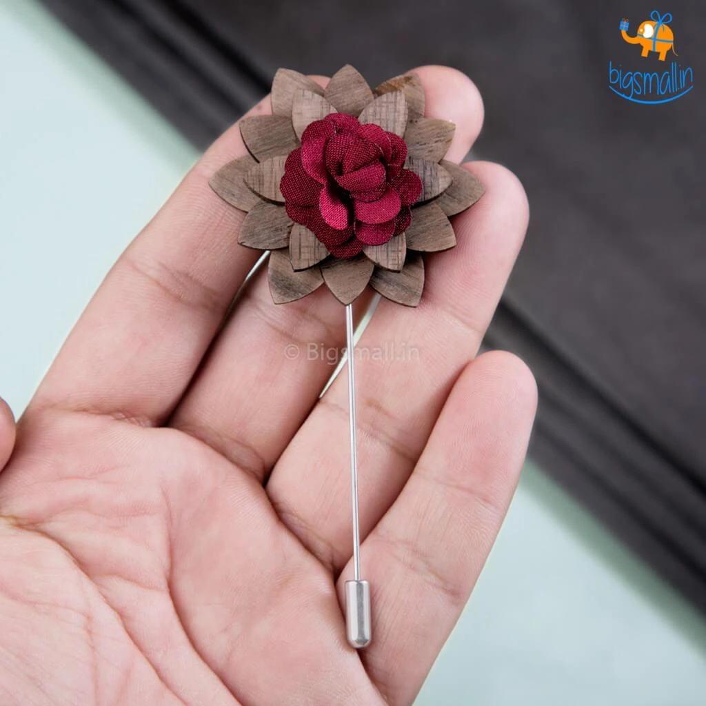 VinnyC Flower Wooden Brooch